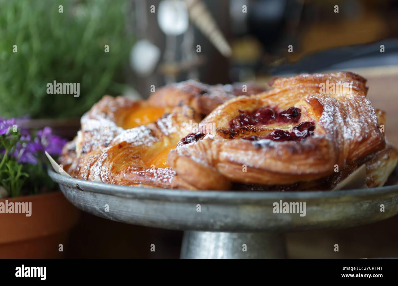 Köstliches Obstgebäck, mit Puderzucker bestäubt Stockfoto