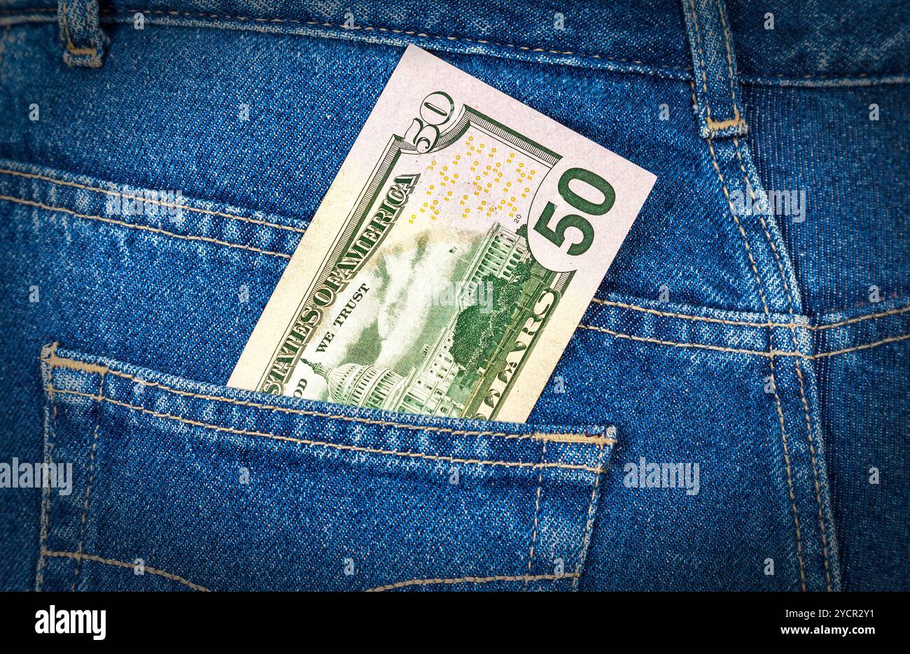 Fünfzig Dollar bill kleben aus dem Blau Jeans-Tasche Stockfoto