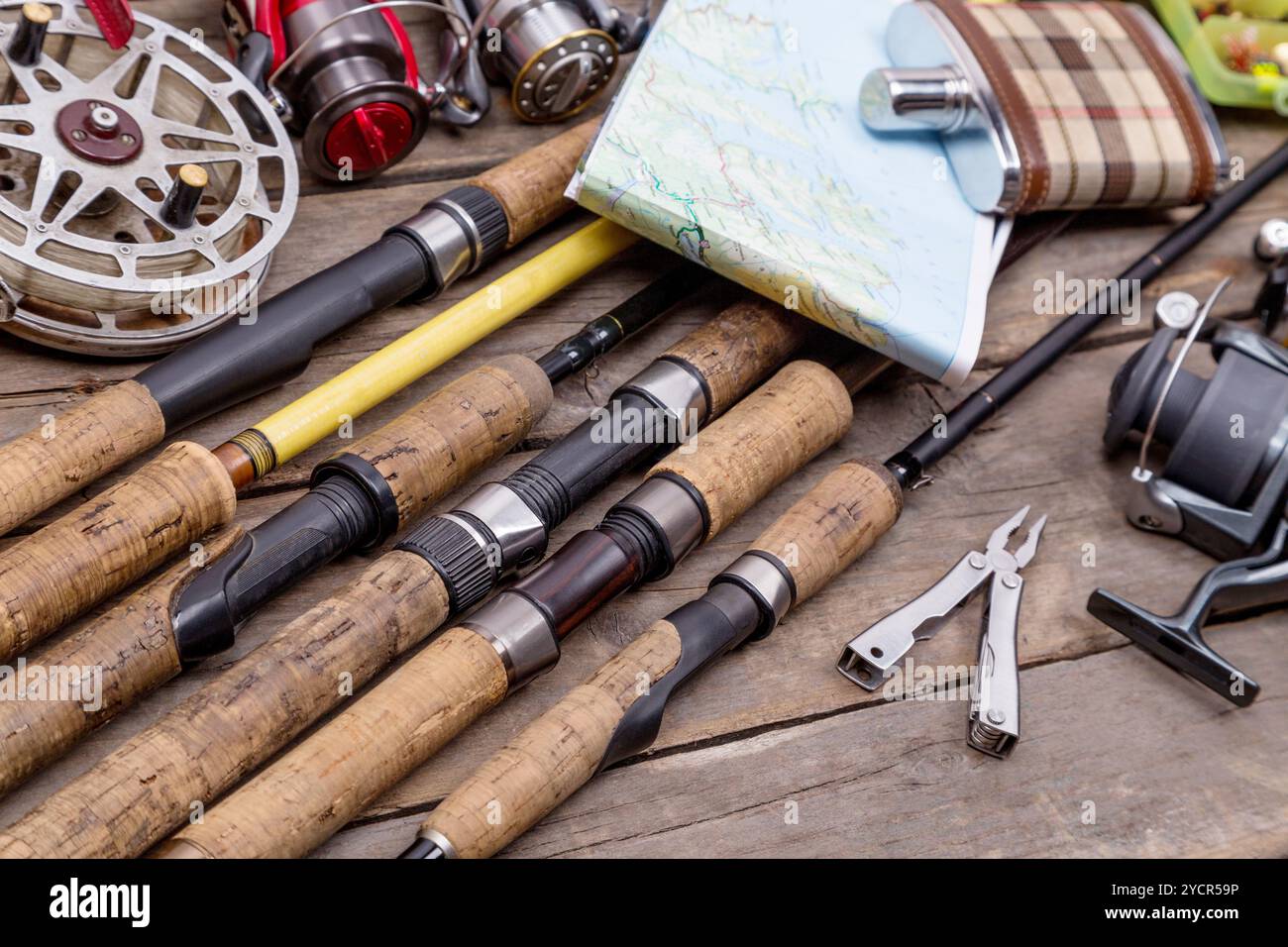 Angelruten und Rollen auf Holzbrettern Stockfoto