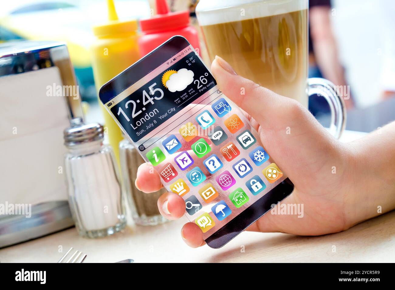 Smartphone mit transparenten Bildschirm in Menschenhand. Stockfoto