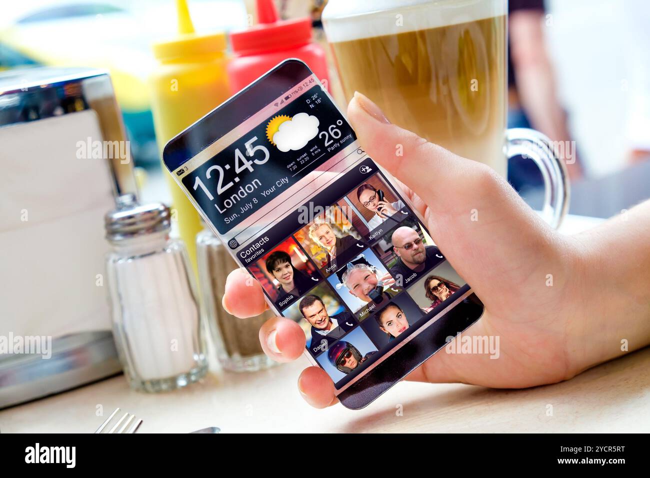 Smartphone mit transparenten Bildschirm in Menschenhand. Stockfoto