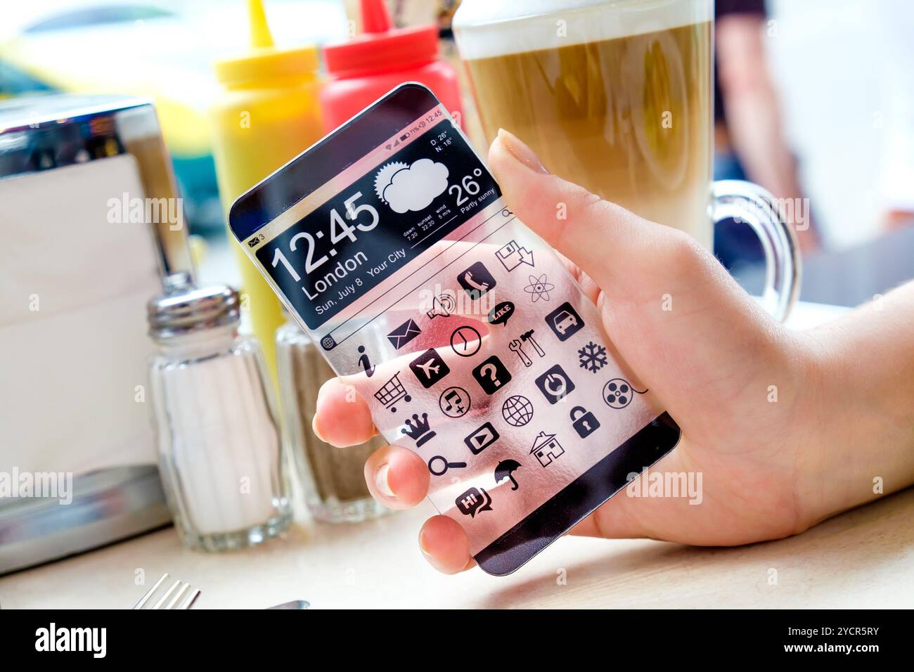 Smartphone mit transparenten Bildschirm in Menschenhand. Stockfoto