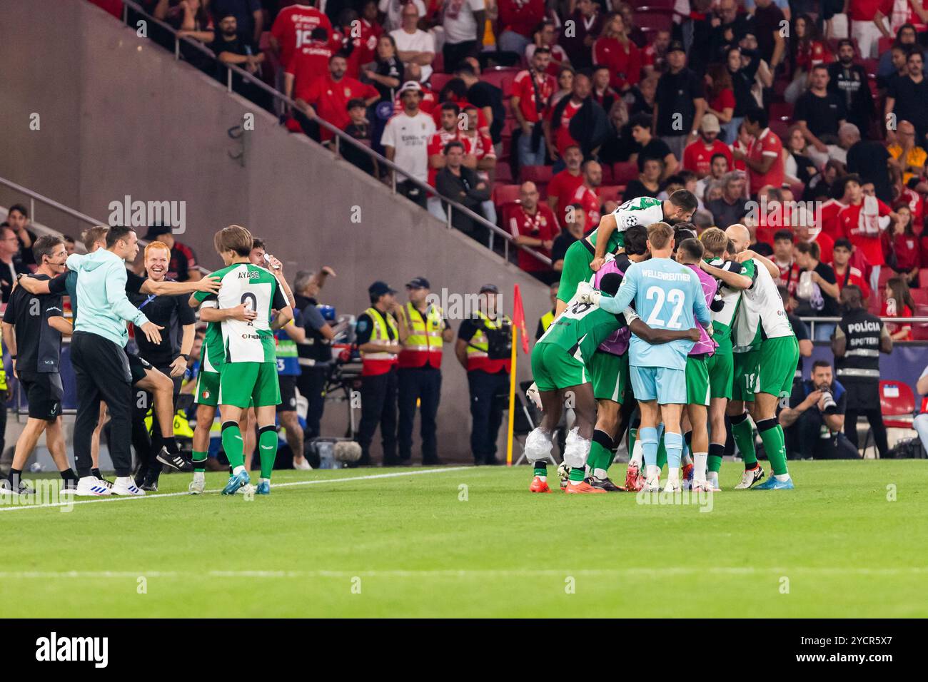 Lissabon, Portugal. Oktober 2024. Feyenoord-Spieler feiern ein Tor beim UEFA Champions League-Spiel zwischen SL Benfica und Feyenoord im Estadio da Luz-Stadion. (Endnote: SL Benfica 1 - 3 Feyenoord) (Foto: Hugo Amaral/SOPA Images/SIPA USA) Credit: SIPA USA/Alamy Live News Stockfoto