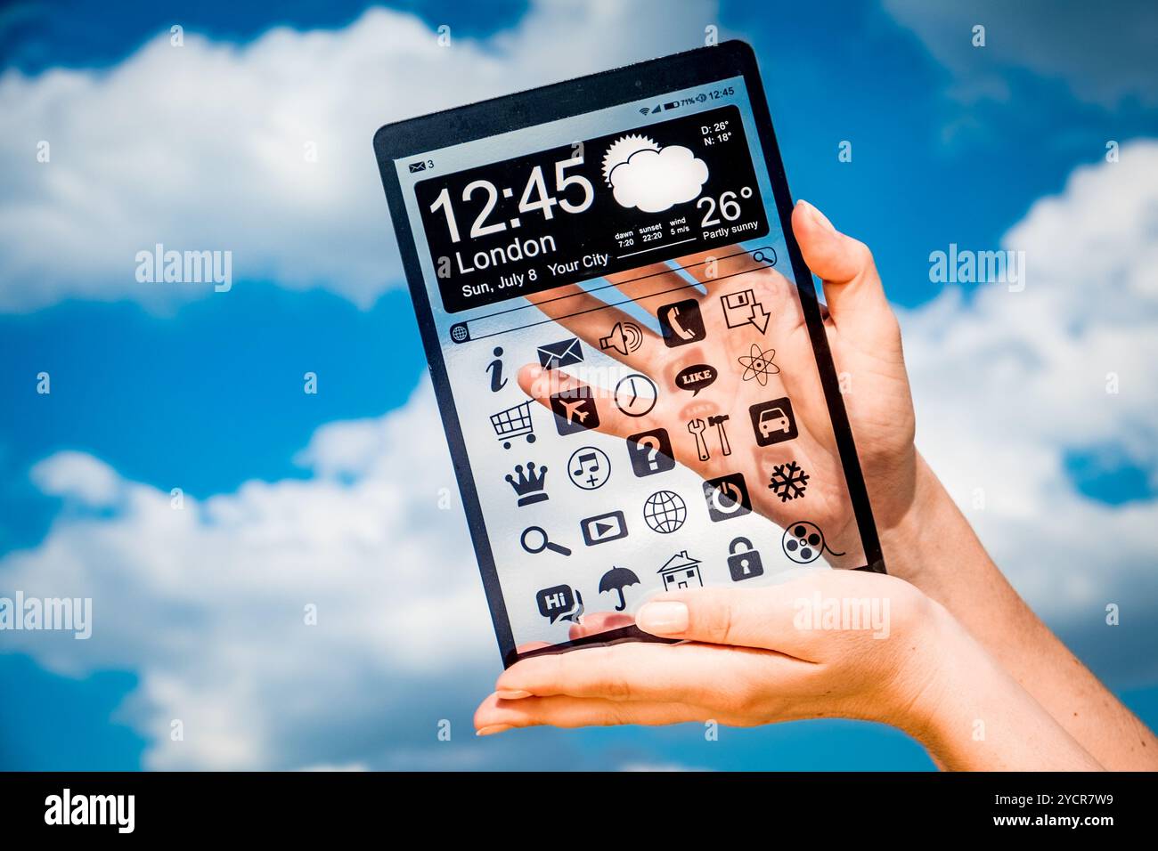 Tablet mit transparentem Bildschirm in menschlichen Händen. Stockfoto