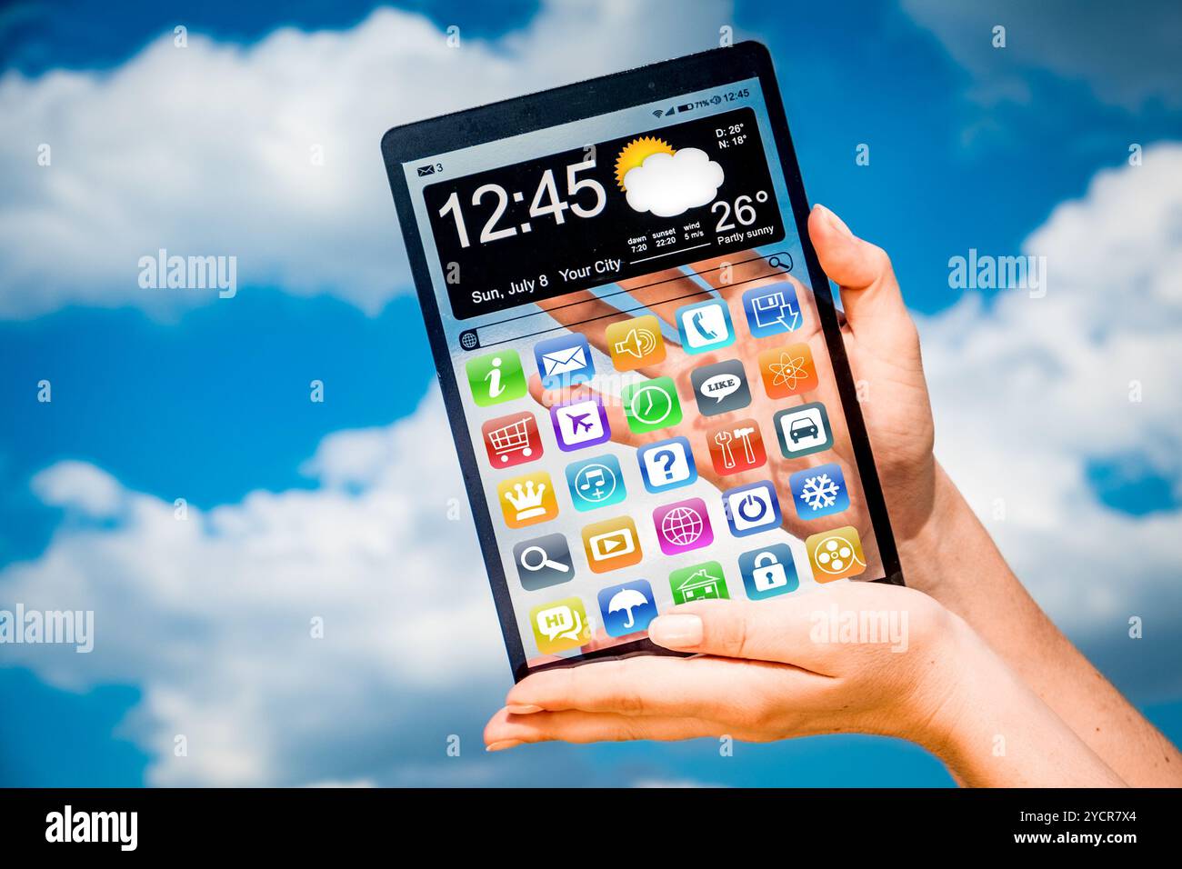 Tablet mit transparentem Bildschirm in menschlichen Händen. Stockfoto