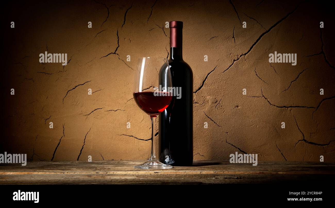 Ton Wand und Wein Stockfoto