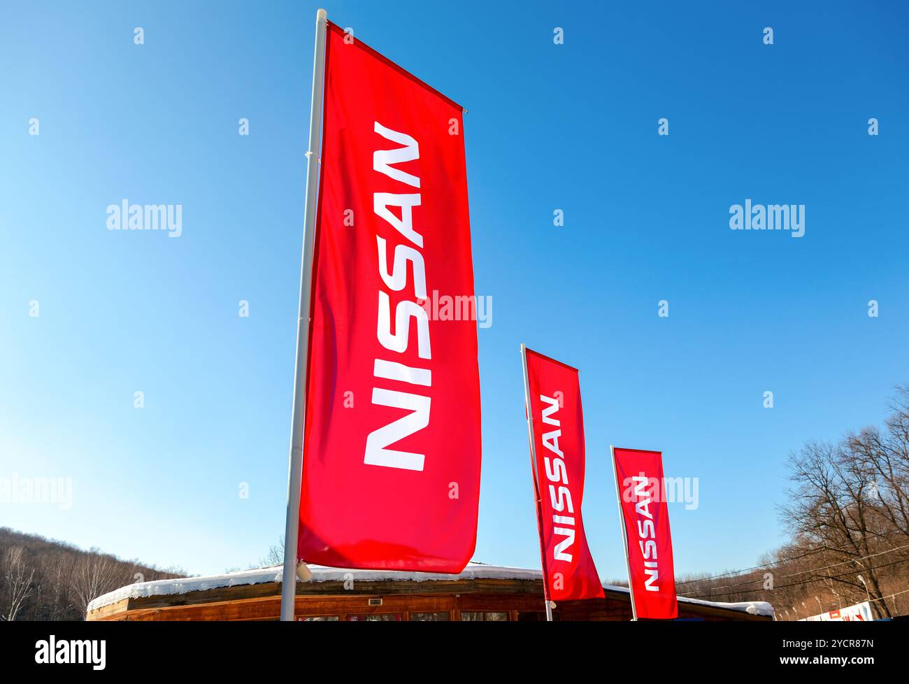 Autohaus Nissan Flags blauen Himmel im sonnigen Tag Stockfoto