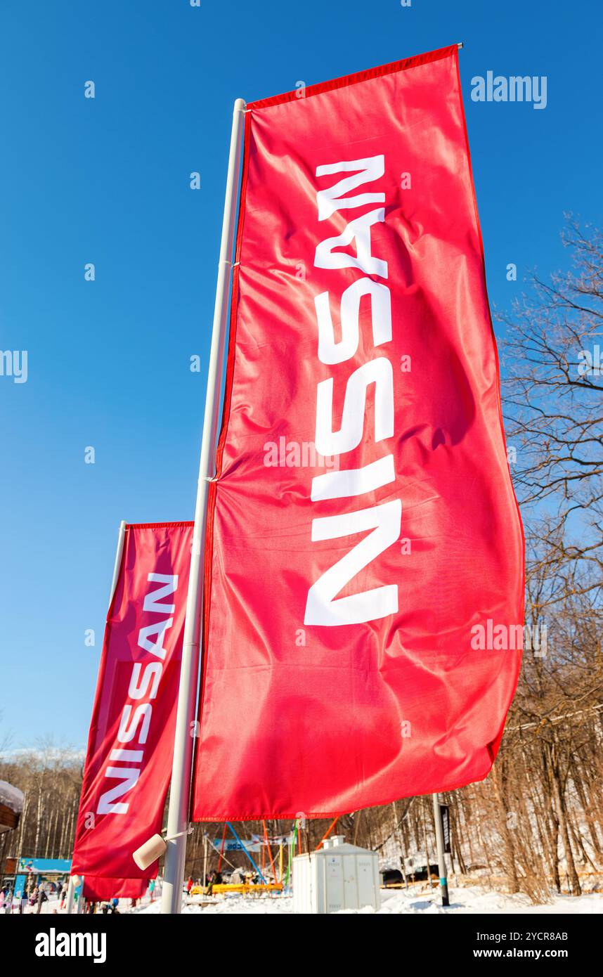 Autohaus Nissan Flags blauen Himmel im sonnigen Tag Stockfoto