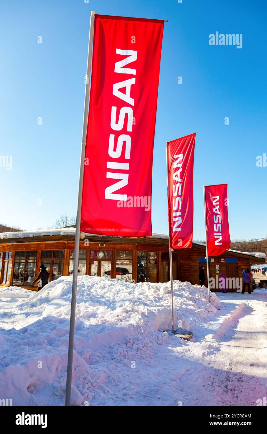 Autohaus Nissan Flags blauen Himmel im sonnigen Tag Stockfoto