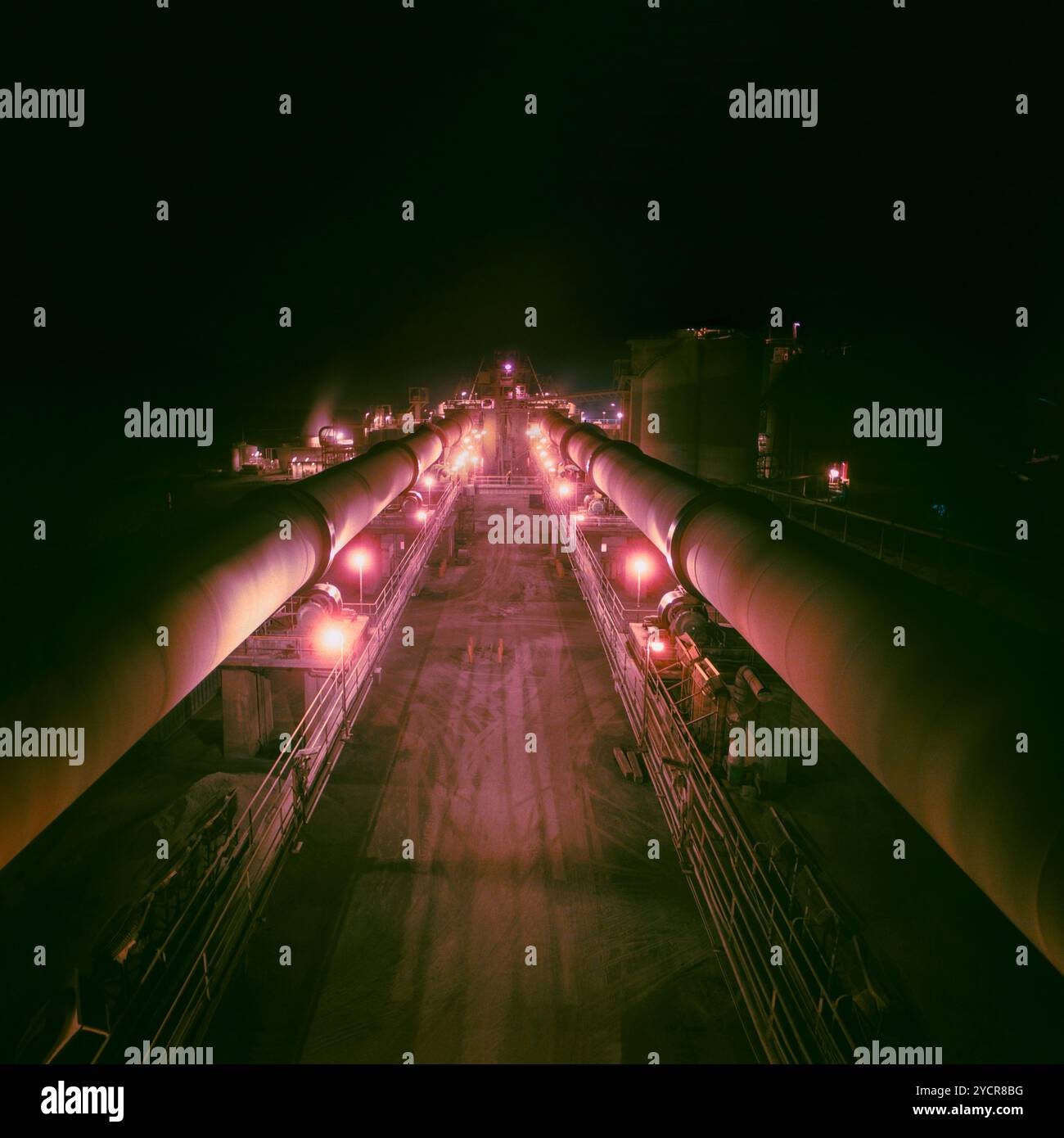 Southern California Cement Factory, große Drehöfen in einer Zementfabrik in Südkalifornien, USA. Stockfoto