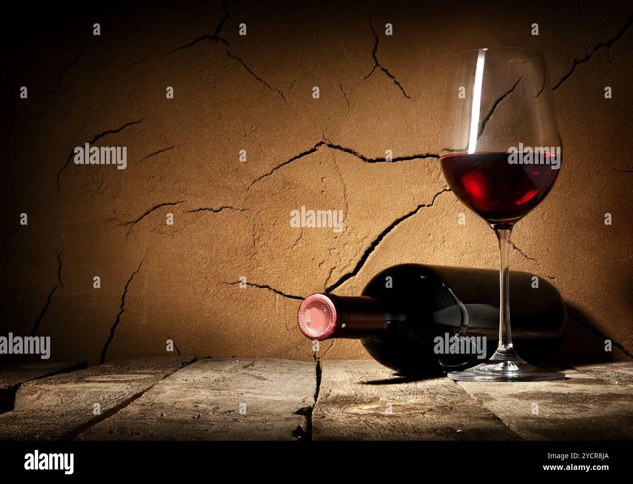 Wein und Risse in der Wand Stockfoto