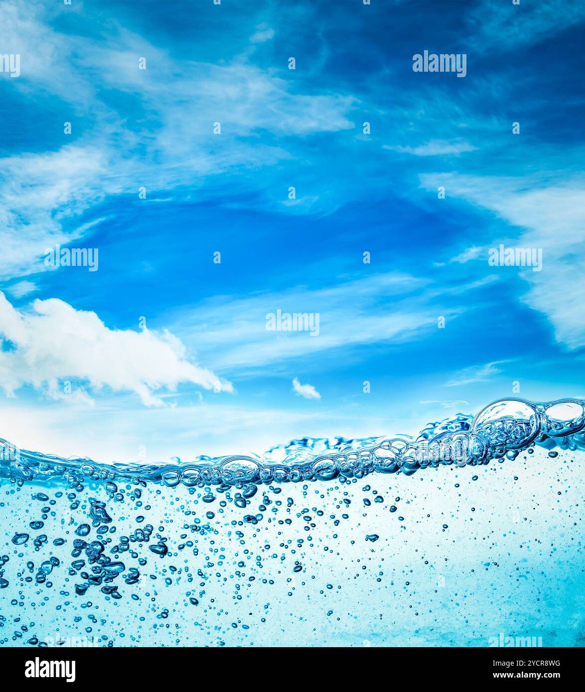 Nahaufnahme des Wassers auf einem Hintergrund des blauen Himmels Stockfoto