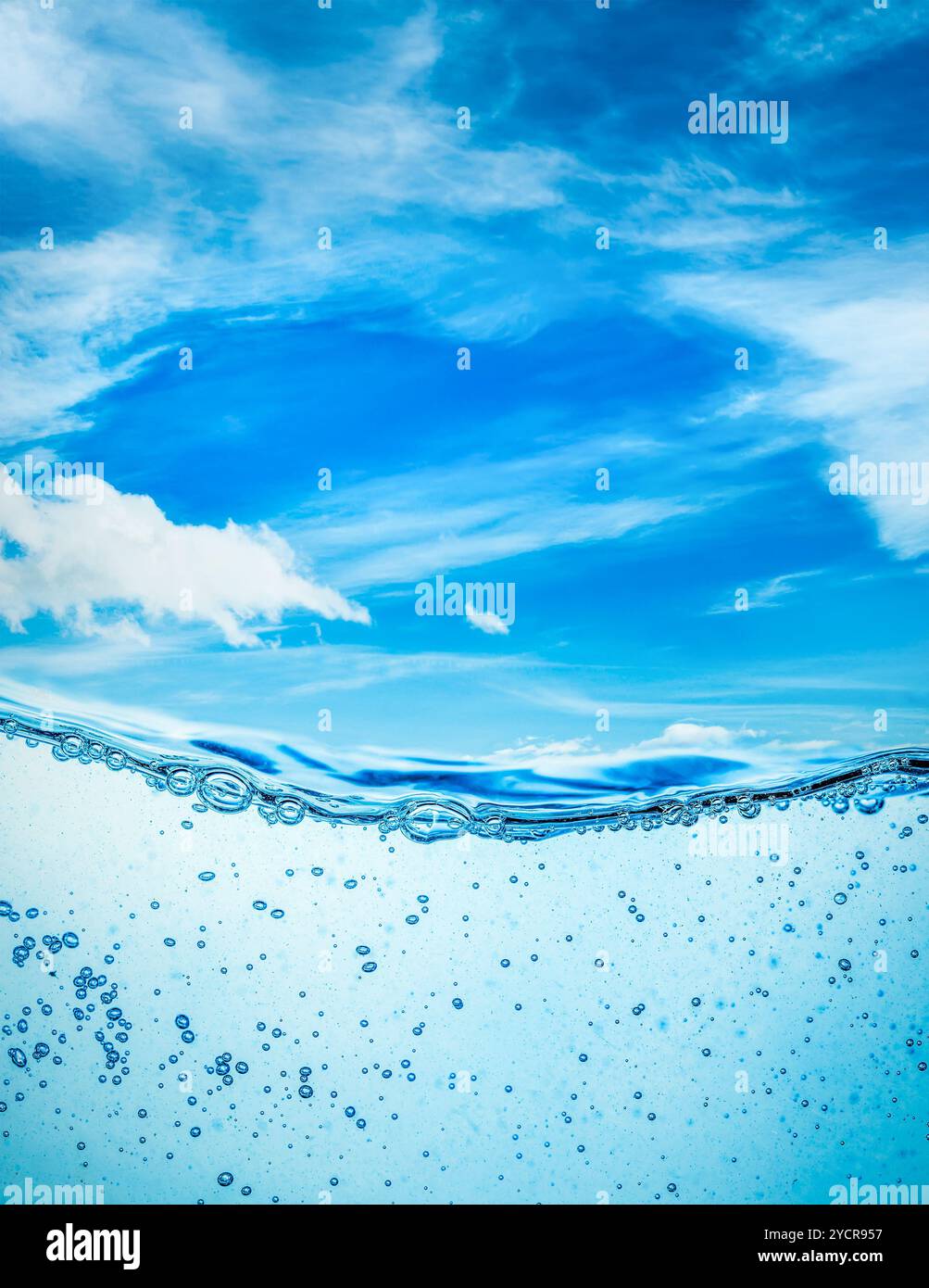 Nahaufnahme des Wassers auf einem Hintergrund des blauen Himmels Stockfoto