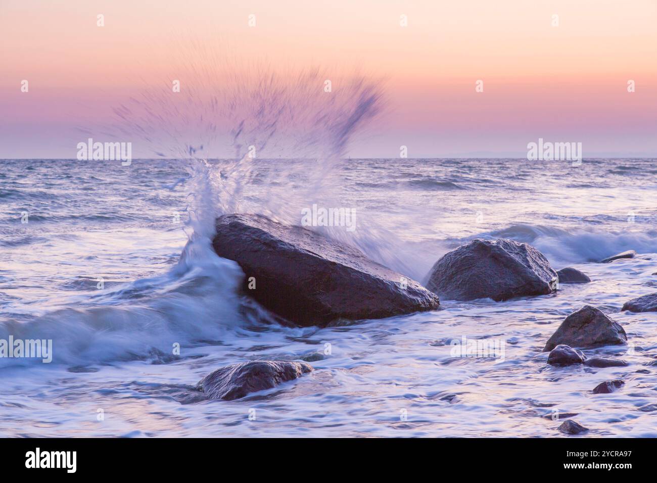 Steine bei Sonnenaufgang am Brodtener Steilufer an der Ostsee, Schleswig-Holstein, Deutschland Stockfoto