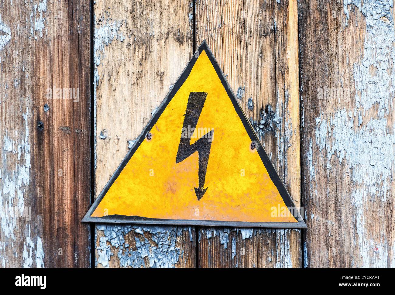 Hochspannung Vorsicht Schild hängen auf den Holzbrettern Grunge gelb Stockfoto