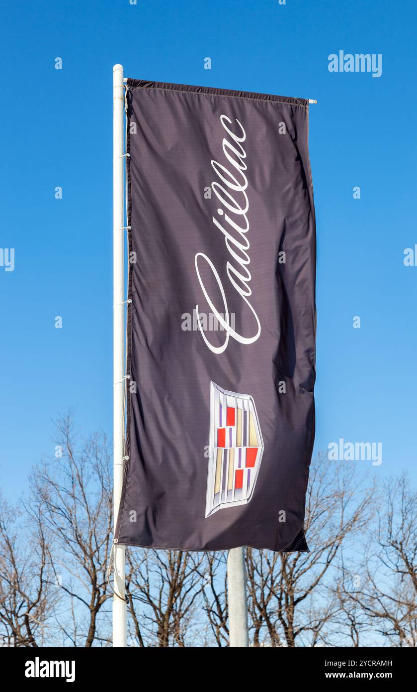 Autohaus Flagge von Cadillac über blauen Himmel Stockfoto