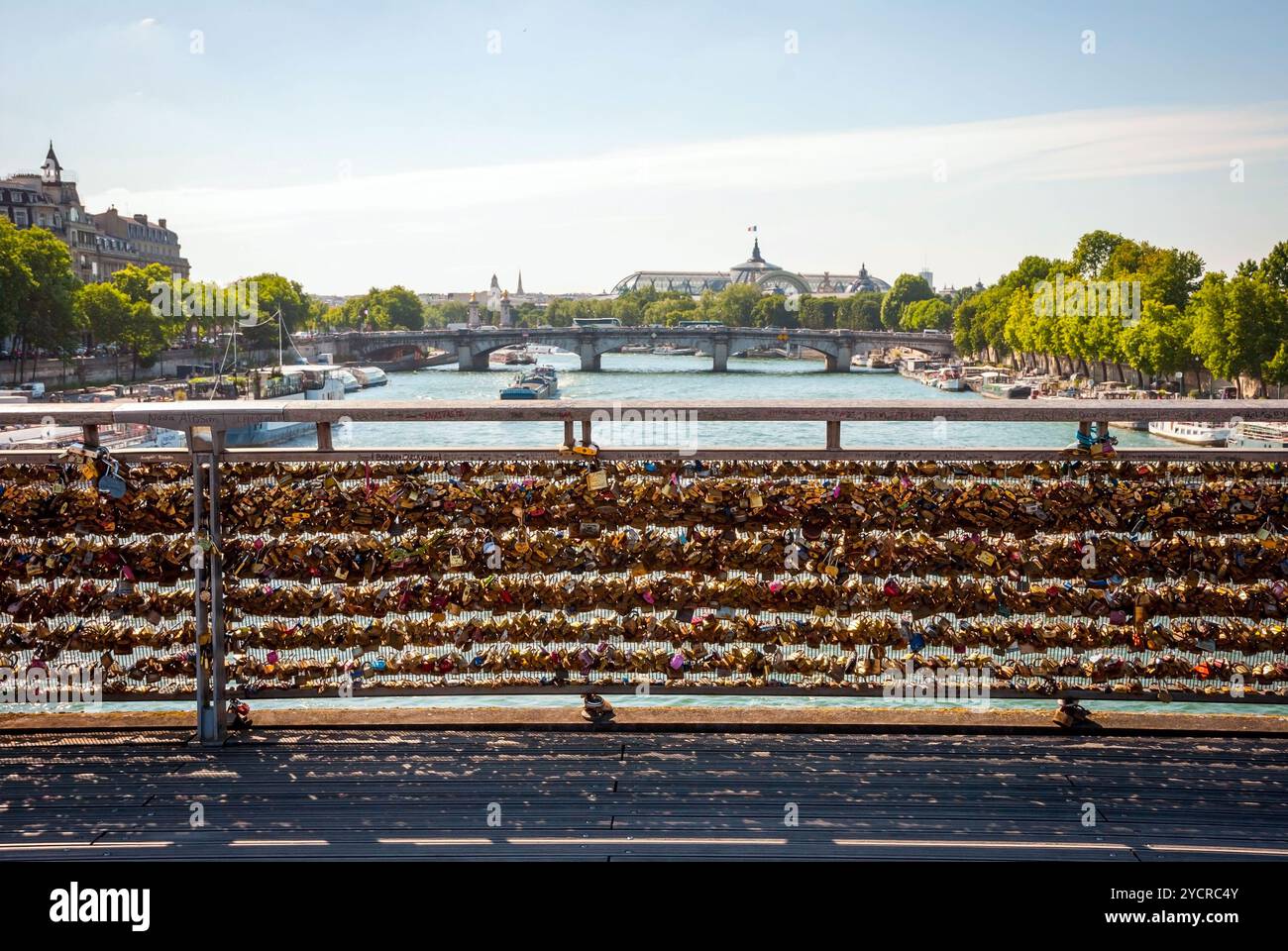 Vorhängeschlösser vor der Brücke Pont de Arts, Paris Stockfoto