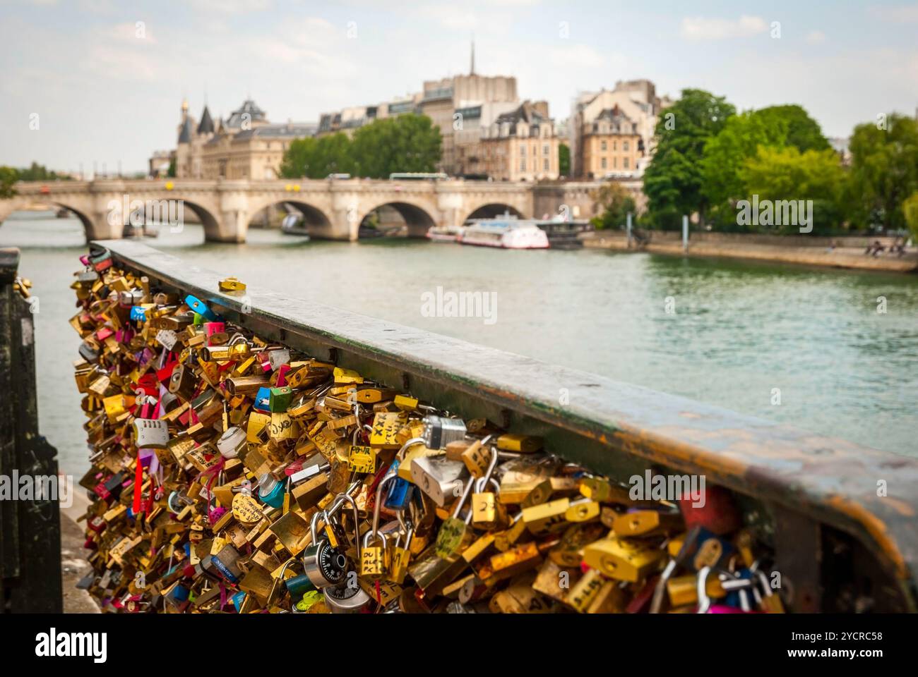 Vorhängeschlösser vor der Brücke Pont de Arts, Paris Stockfoto