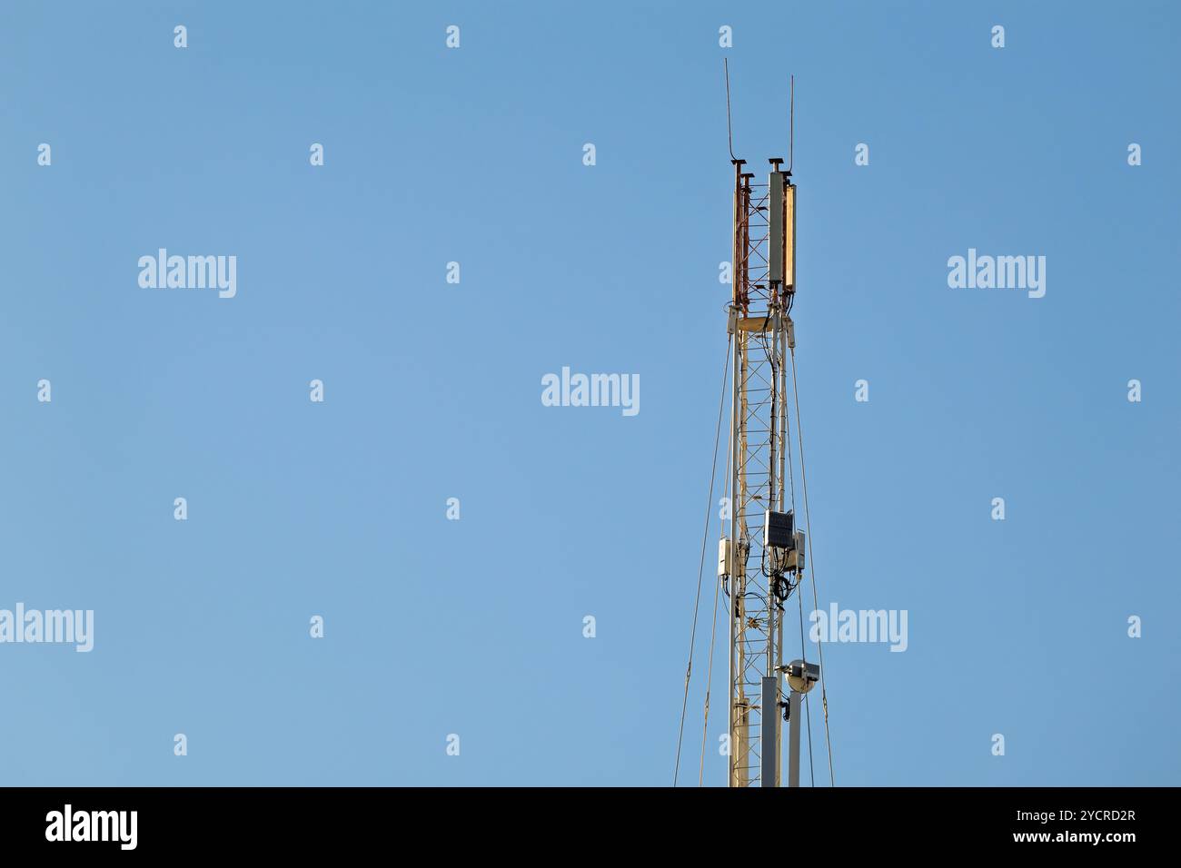 Mobilfunkturm. Telekommunikations-Mobilfunkturm vor klarem blauem Himmel. Die Struktur ist mit Antennen und Kabeln ausgestattet, die zur Übertragung des mobilen ne verwendet werden Stockfoto