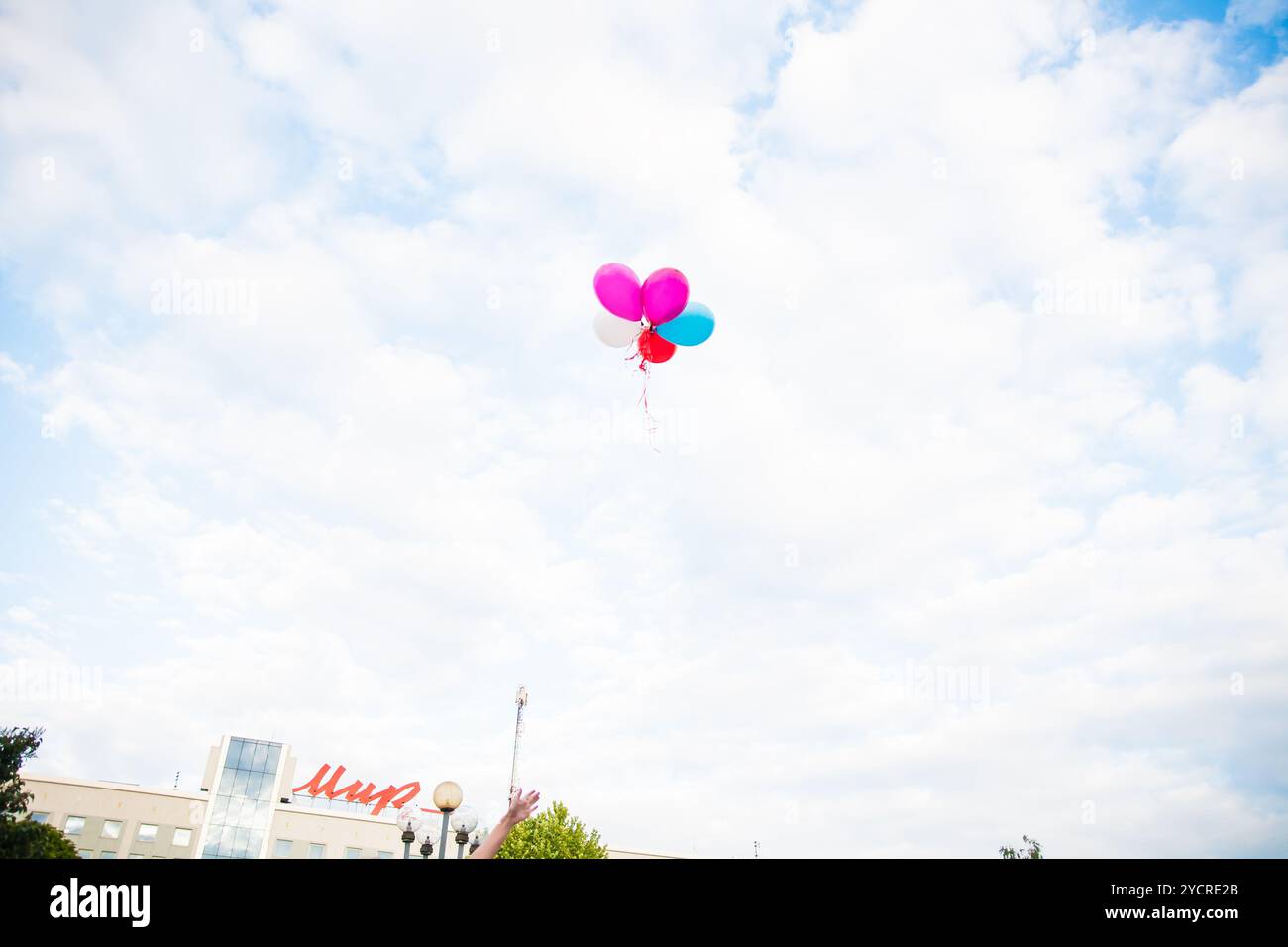 Reihe von bunten Luftballons in den blauen Himmel Stockfoto