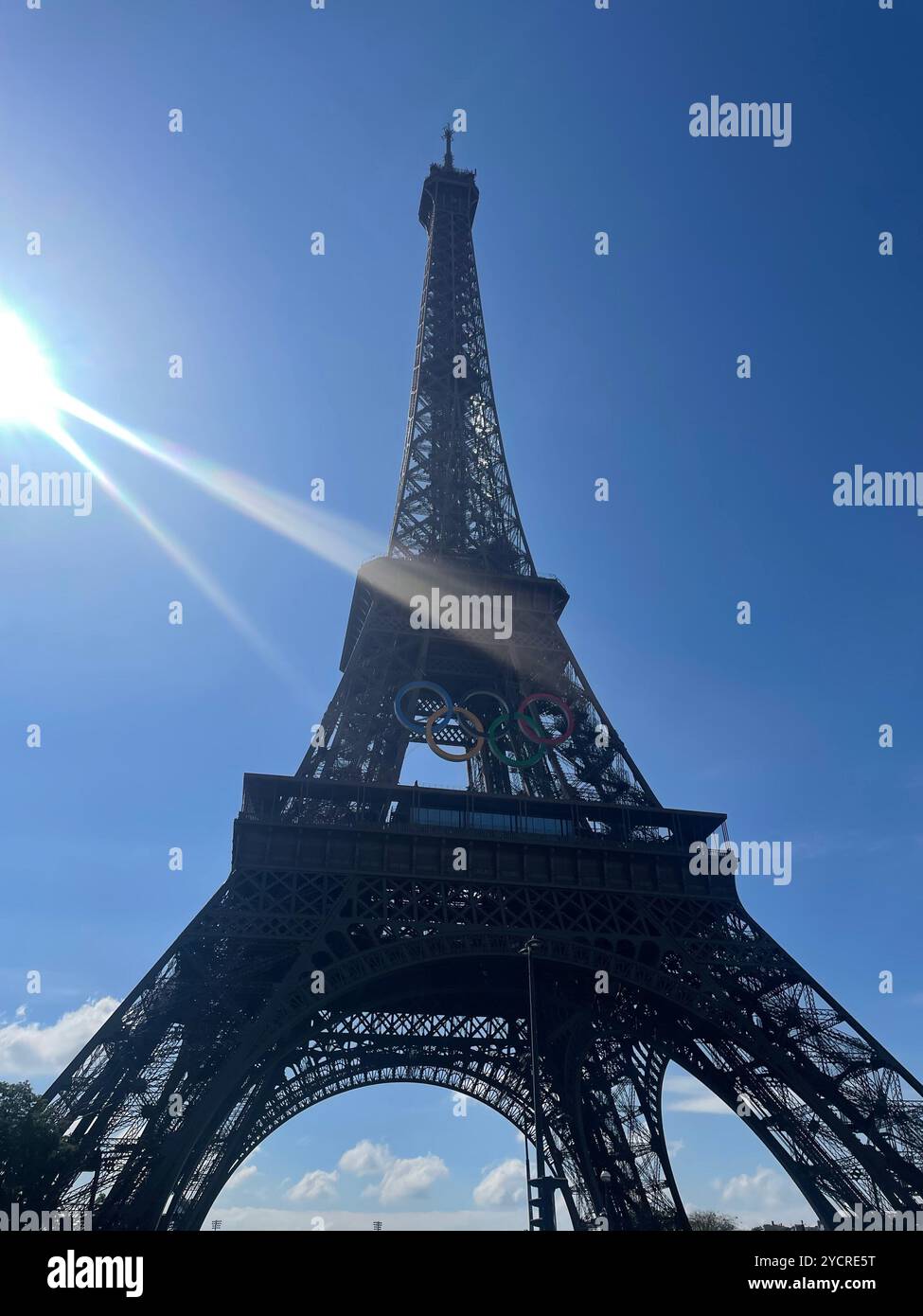 Eiffelturm mit den Olympischen Ringen und Kameraflampen - Smartphone-aufgenommenes Stockfoto