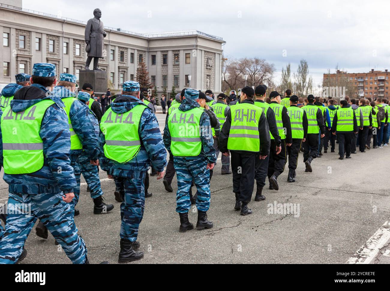 Zug der russischen Helfer Polizei. Freiwillige Nationalmannschaften in uniform Stockfoto