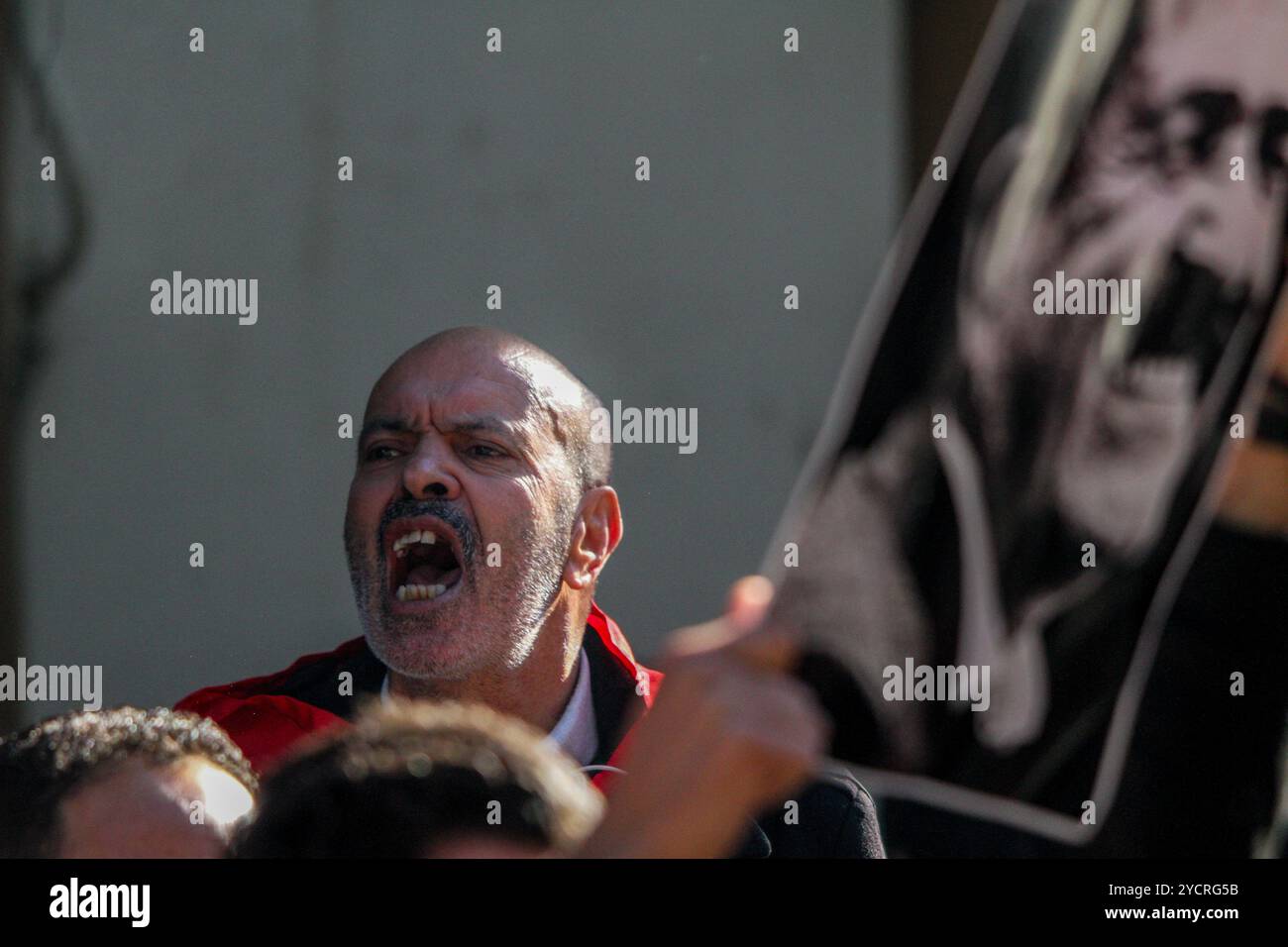 Tunis, Tunesien. Februar 2024. Tunesier tragen bei einer Demonstration in der tunesischen Hauptstadt zum 11. Jahrestag der Ermordung des prominenten linken Oppositionsführers Chokri Belaid Banner und Schreie-Slogans. Der Oppositionspolitiker Chokri Belaid, Vorsitzender der Koalition der Linken Volksfront, wurde am 6. Februar 2013 vor seinem Haus in Tunis erschossen Stockfoto