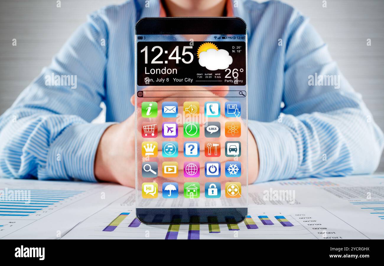 Smartphone mit transparenten Bildschirm in Menschenhand. Stockfoto