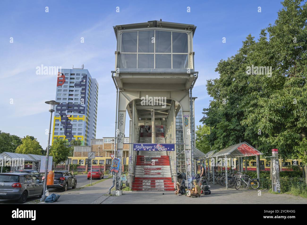 Fußgängerbrücke am S-Bahnhof Storkower Straße, Lichtenberg, Berlin, Deutschland, Europa Stockfoto