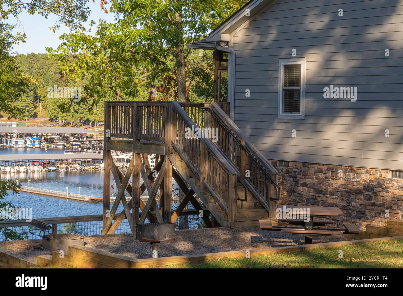 Ferienhaus am See mit Blick auf den Park Marina am Lake Allatoona im Red Top Mountain State Park in Cartersville, Georgia. (USA) Stockfoto