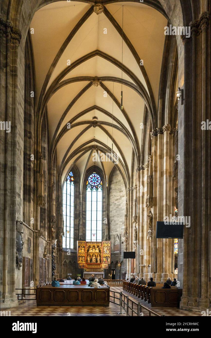 Wien, Österreich, 22. September 2022: Menschen beten während eines Gottesdienstes in einer der Seitenkapellen des historischen Stephansdoms in Vien Stockfoto
