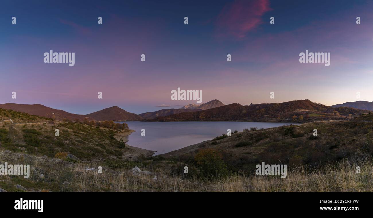 Eine Panoramalandschaft des Lago di Campotosto in den Abruzzen bei Sonnenuntergang Stockfoto
