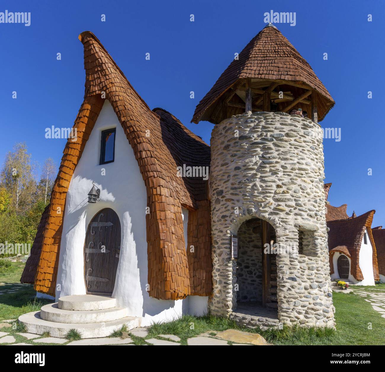 Porumbacu de Sus, Rumänien, 18. Oktober 2022: Blick auf das Märchenschloss Castelul de LUT Valea Zanelor und Hotel in Mittelrumänien, Europa Stockfoto