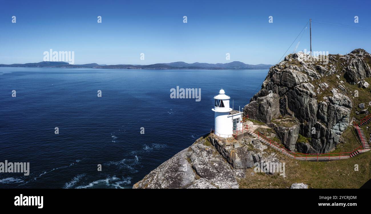 Ein Blick auf den historischen Sheep's Head Lighthouse auf der Halbinsel Muntervary in der Grafschaft Cork in Irland Stockfoto