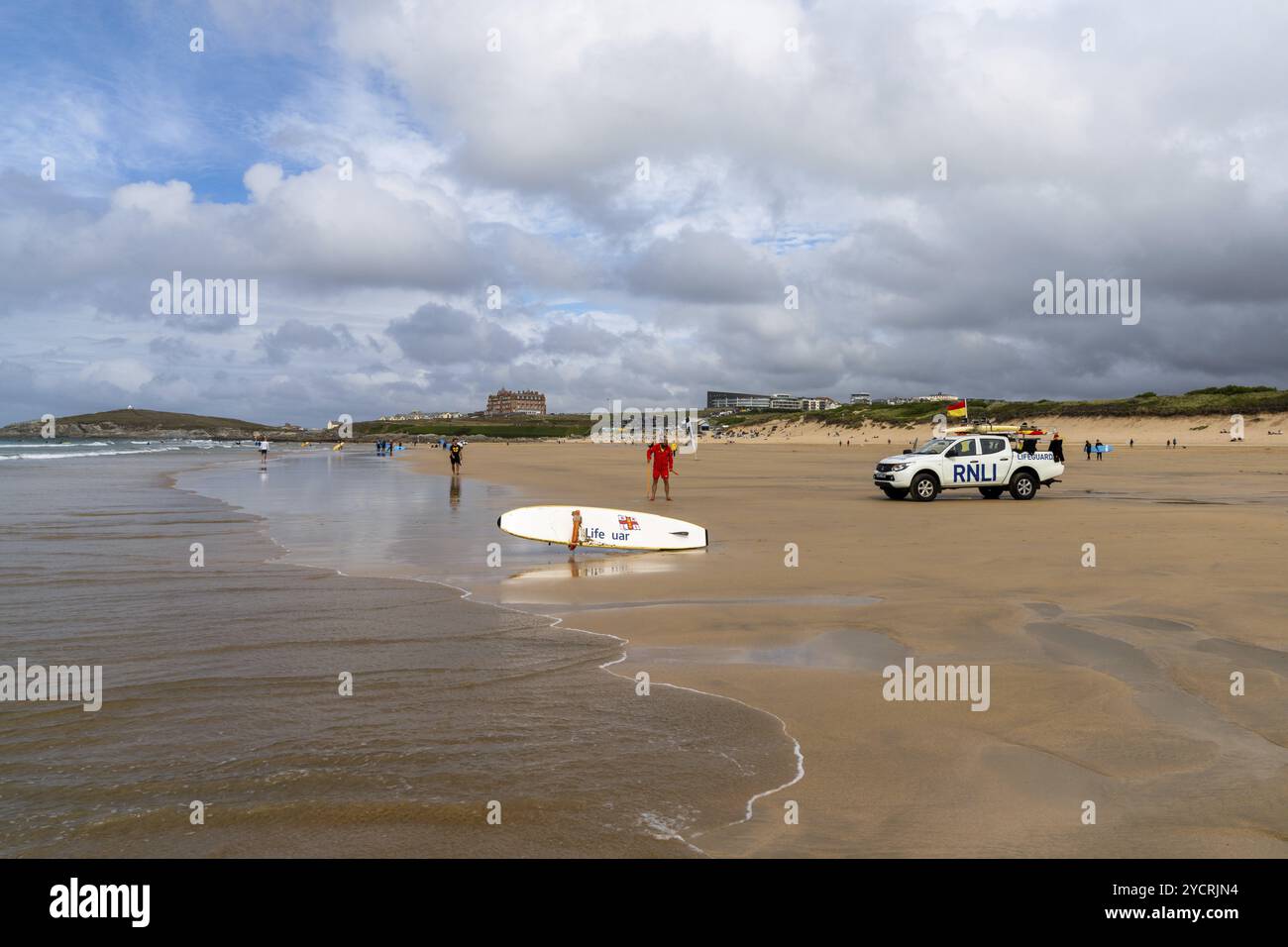 Newquay, Großbritannien, 4 Spetember, 2022: Blick auf den Fistral Beach in Newquay mit Rettungsschwimmer, der über die mit Fahnen markierte Badezone wacht, Europa Stockfoto