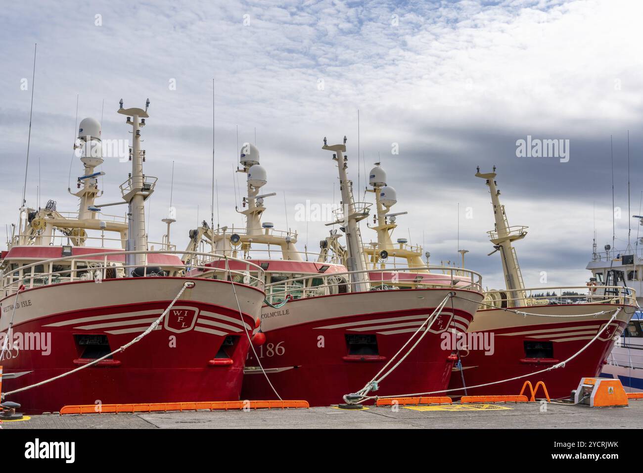 Killybegs, Irland, 14. Juli 2022: Drei rote Schleppnetzfischer im großen Industriefischerhafen Killybegs, Europa Stockfoto