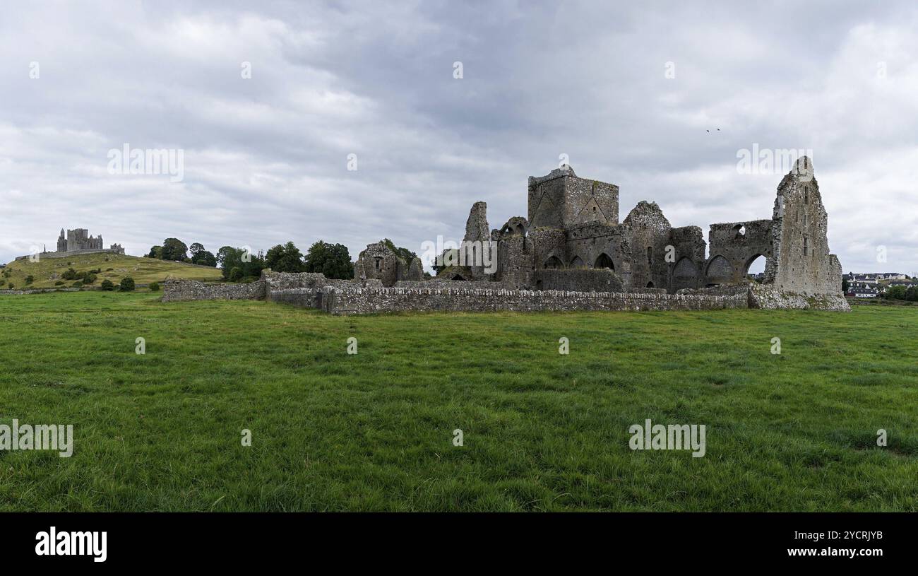 Cashel, Irland, 17. August 2022: Panoramablick auf die Ruinen der Zisterzienserhore Abbey in der Nähe des Rock of Cashel im County Tipperary in Irland, Europa Stockfoto