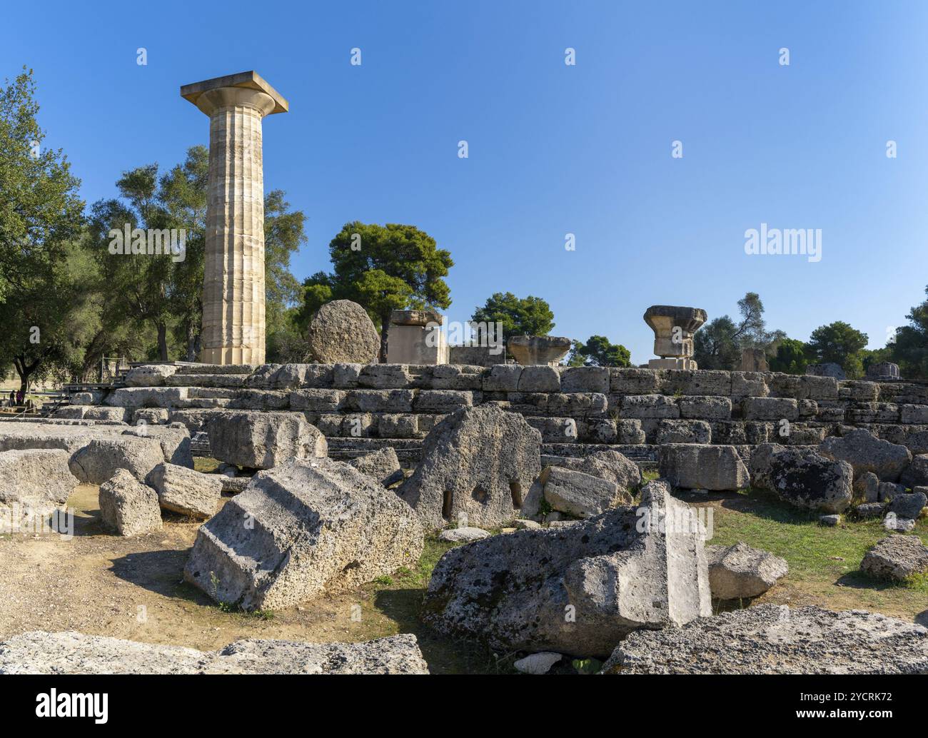 Olympia, Griechenland - 11. November 2022: Blick auf die Ruinen des Zeus-Tempels im antiken Olympia Stockfoto