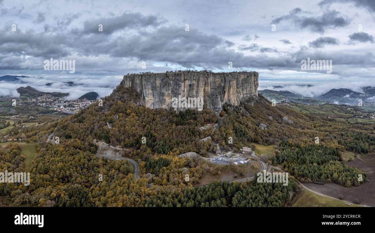 Ein Blick auf die Pietra di Bismantova mesa und die Berglandschaft in der Nähe von Castelnovo 'ne Monti Stockfoto