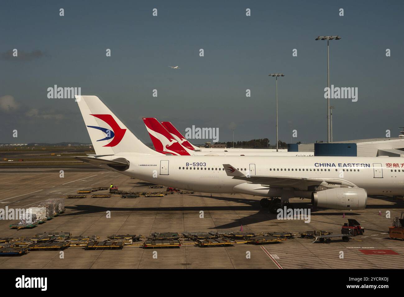 23.09.2018, Sydney, New South Wales, Australien, Ansicht der geparkten China Eastern- und Qantas-Flugzeuge am Kingsford Smith International Airport in Sydney, O Stockfoto