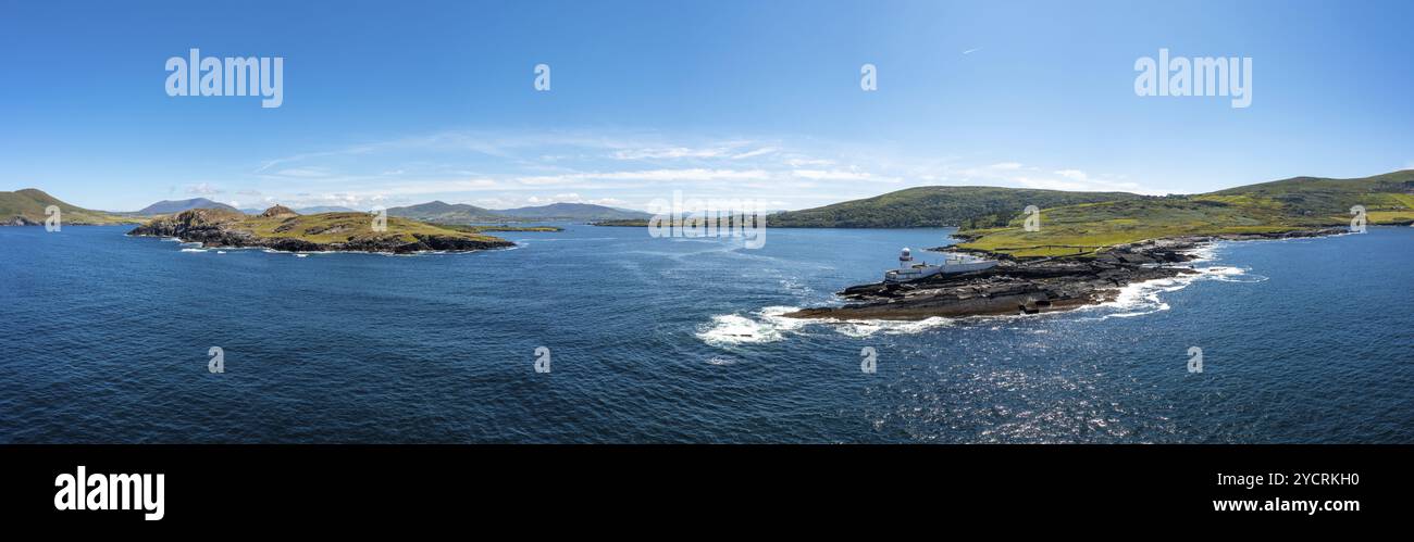 Ein Luftpanorama der Küstenlandschaft der Halbinsel Iveragh mit Beginish und Valentia Island Lighthouse Stockfoto