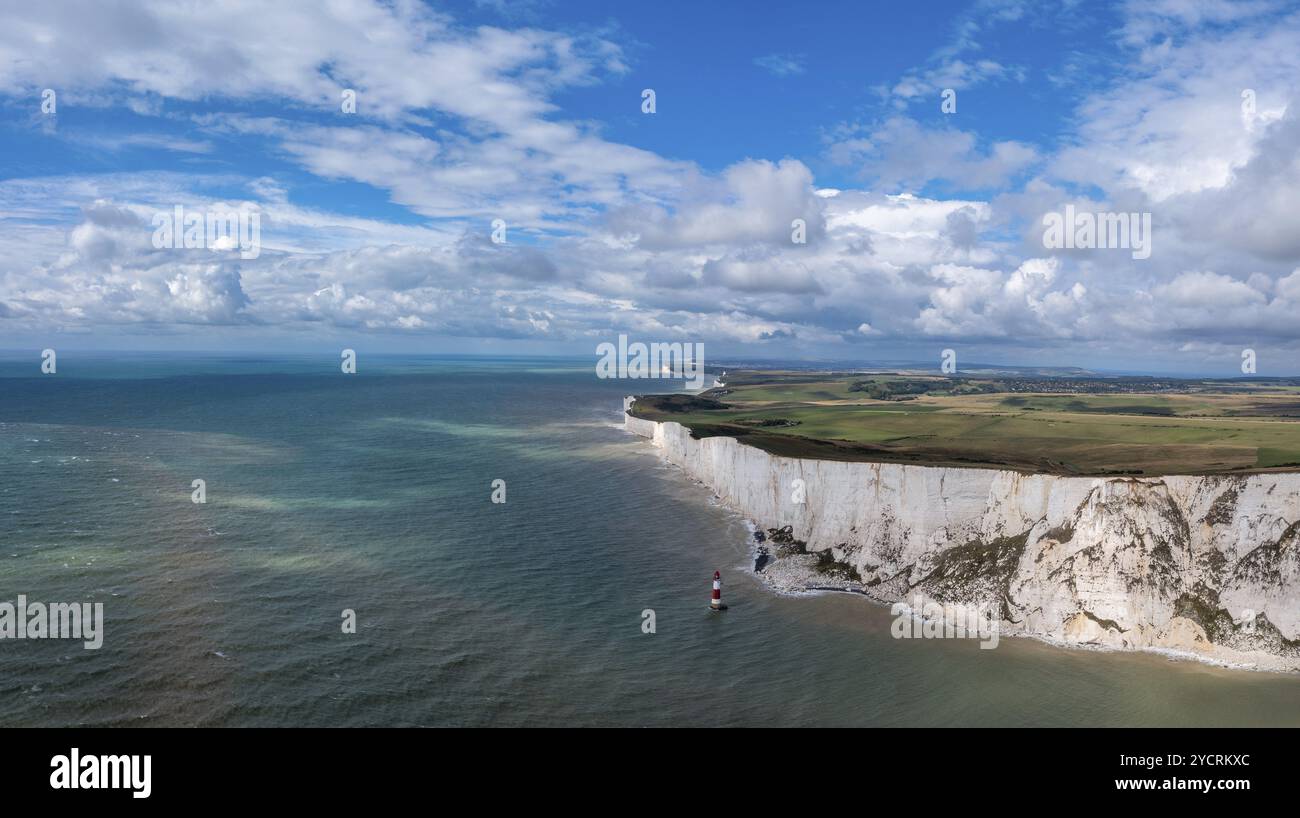 Ein Panoramablick auf den Beachy Head Leuchtturm im Ärmelkanal und die weißen Klippen der Jurassic Coast Stockfoto