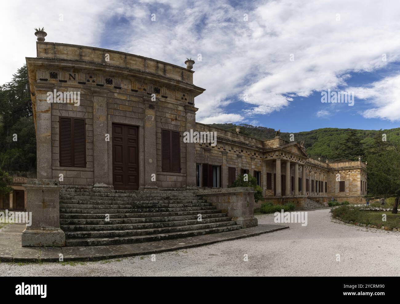 Portoferraio, Italien, 14. November 2023: Außenansicht der Eingangshalle und des Foyers der Villa San Martino auf der Insel Elba, Europa Stockfoto