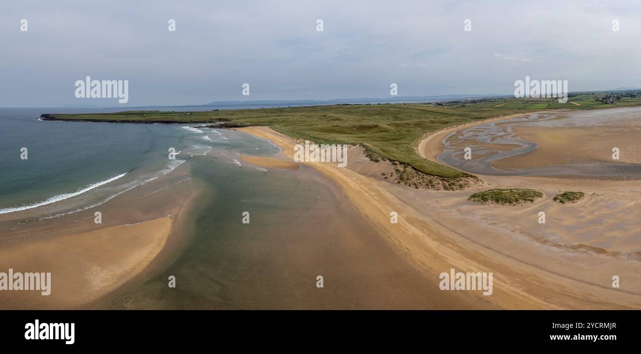 Ein Panorama Drohnenlandschaft Blick auf den schönen goldenen Sandstrand am Lacken Strand an der Küste von North Mayo in Irland Stockfoto