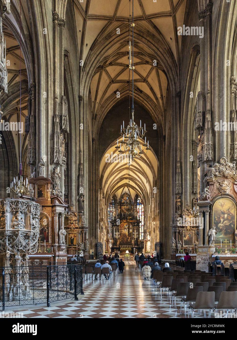 Wien, Österreich, 22. September 2022: Gottesdienst und Messe im kunstvollen und historischen Stephansdom in Wien, Europa Stockfoto