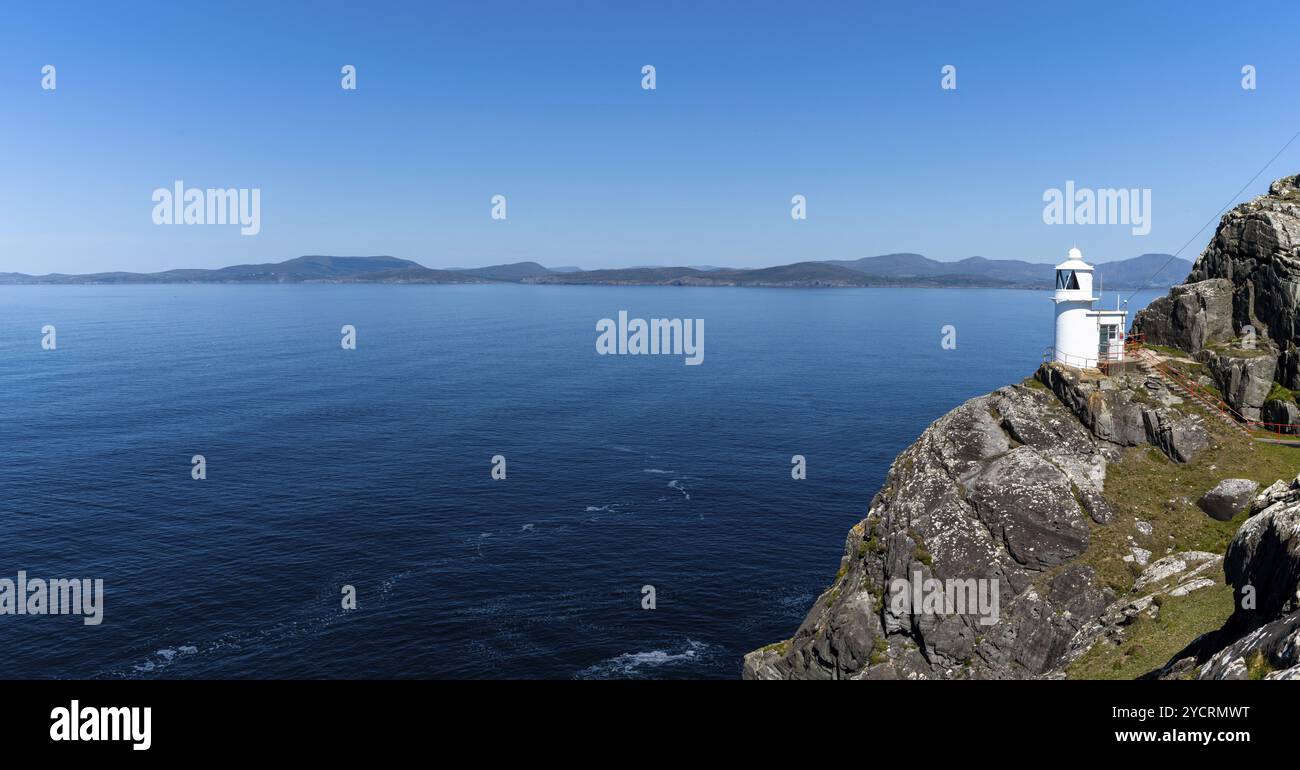 Ein Blick auf den historischen Sheep's Head Lighthouse auf der Halbinsel Muntervary in der Grafschaft Cork in Irland Stockfoto