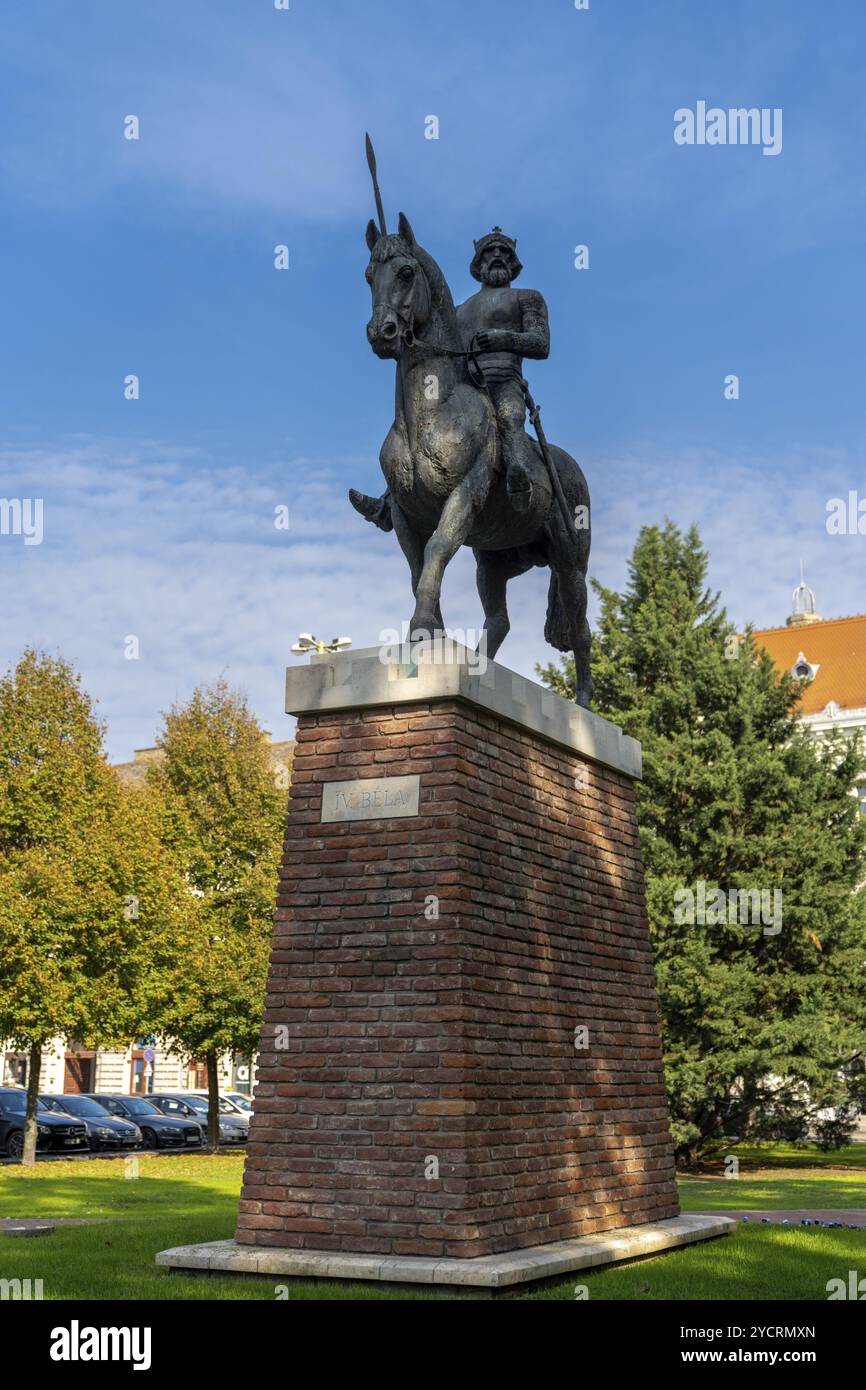 Szeged, Ungarn, 14. Oktober 2022: Blick auf die Reiterstatue von König Bela IV. In der Innenstadt von Szeged, Europa Stockfoto