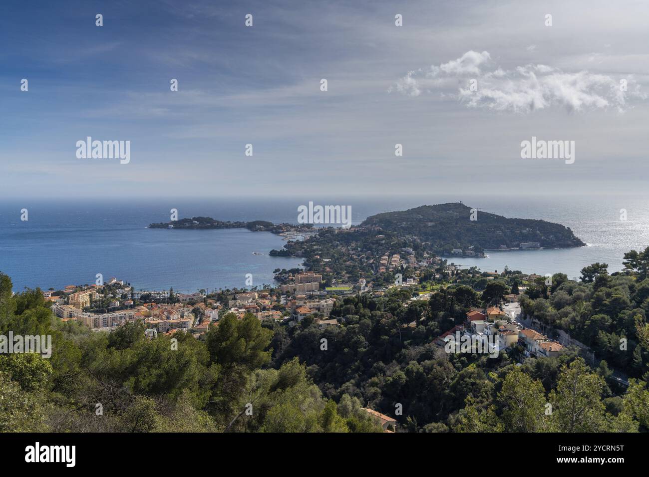 Ein Landschaftsblick auf die Halbinsel Cap Ferrat mit ihren idyllischen Dörfern an der französischen Cote Azur Stockfoto