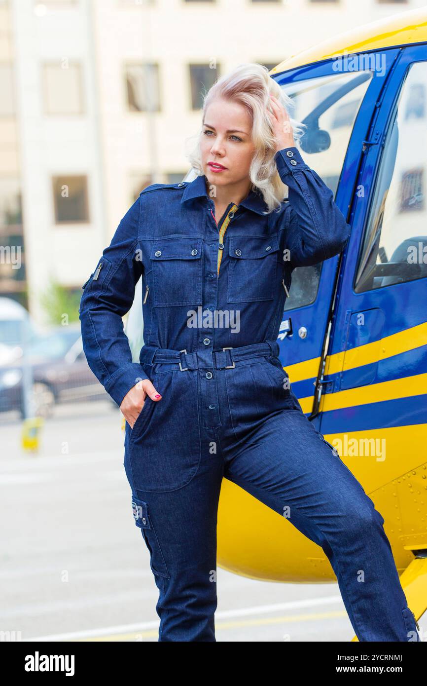 Ziemlich pilot Frau auf Helocopter Hintergrund Stockfoto