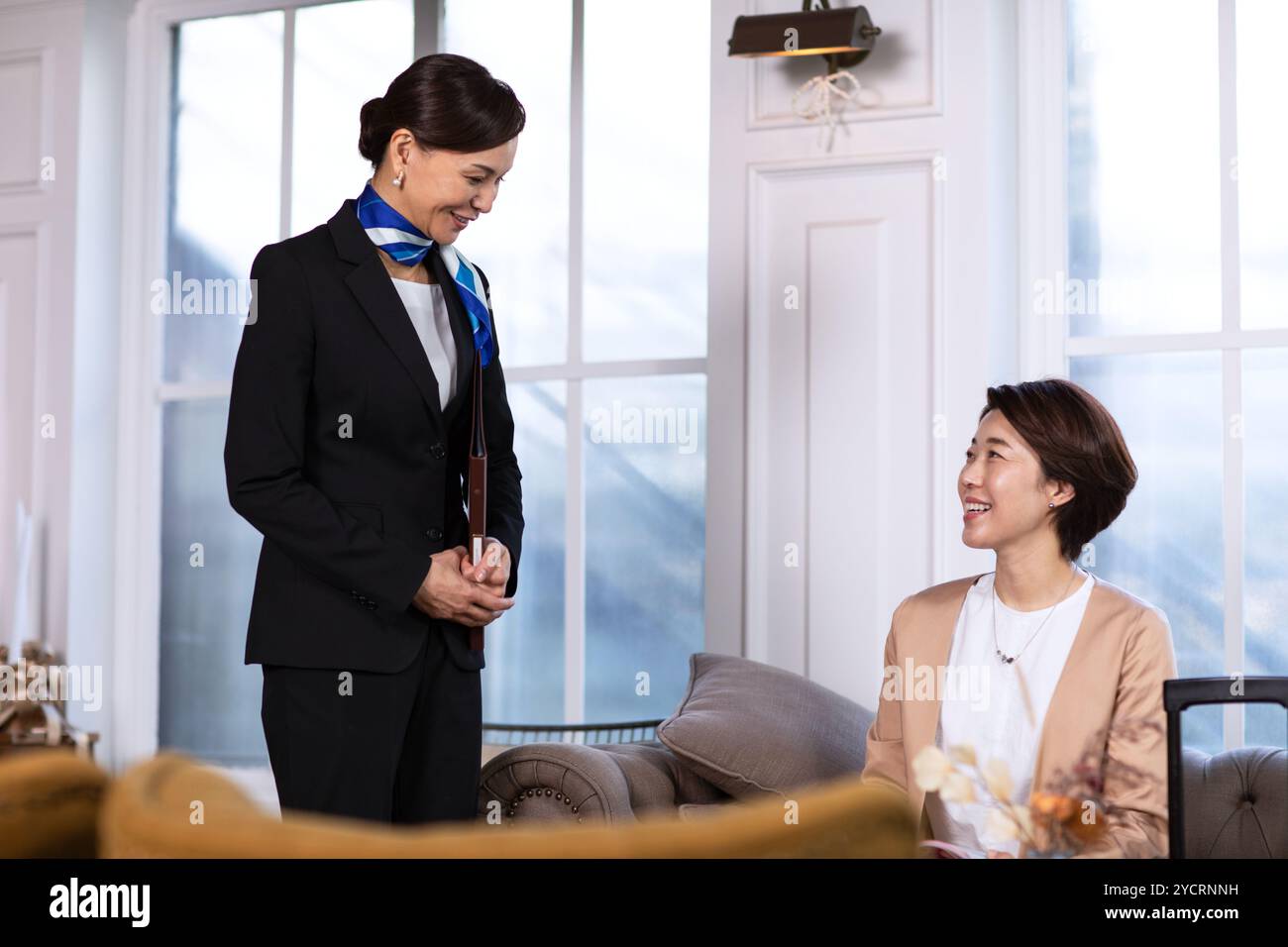 Frau an der Rezeption, die Gäste bedient Stockfoto